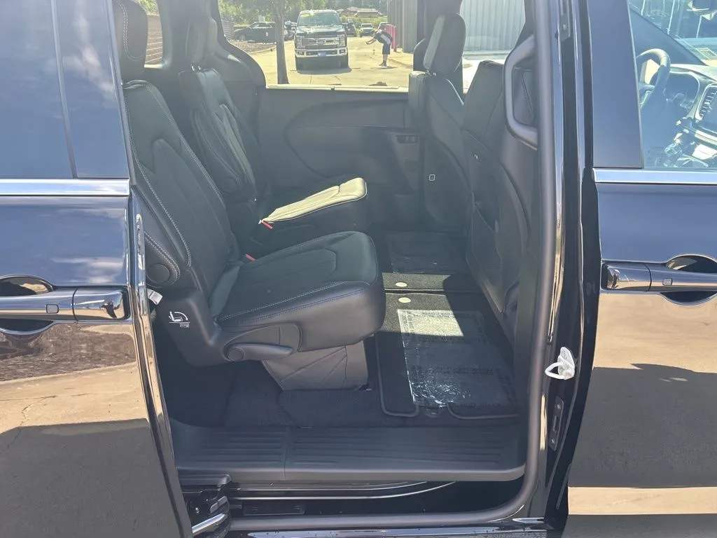 2026 Chrysler Pacifica photo 4