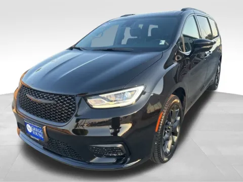 Photos of 2026 Chrysler Pacifica Limited for sale in Newton, IA at Gregg Young of Newton