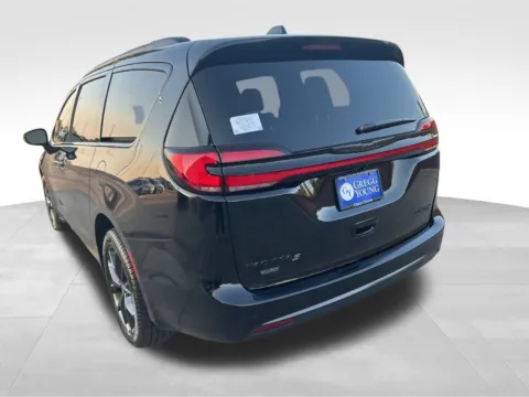 Another view of 2026 Chrysler Pacifica Limited for sale in Newton, IA at Gregg Young of Newton