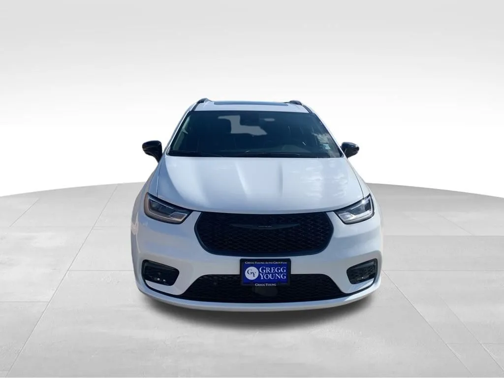 2026 Chrysler Pacifica Limited photo 2