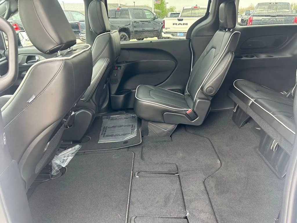 2026 Chrysler Pacifica Limited - Photo 13