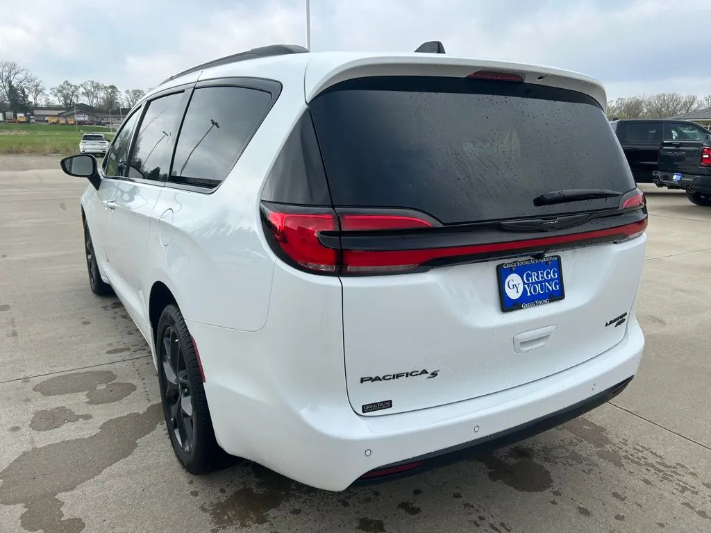 2026 Chrysler Pacifica Limited - Photo 3