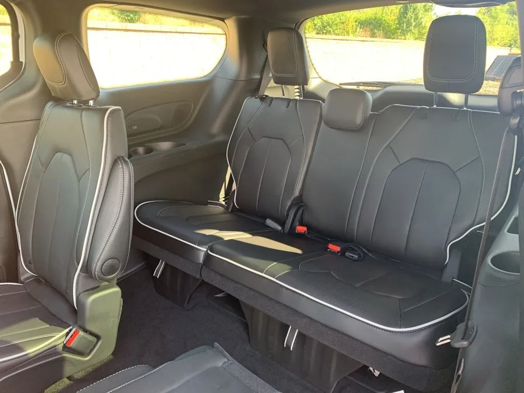 2026 Chrysler Pacifica Limited photo 3
