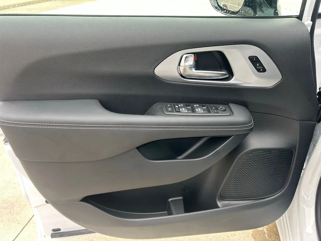 2026 Chrysler Pacifica Limited - Photo 19