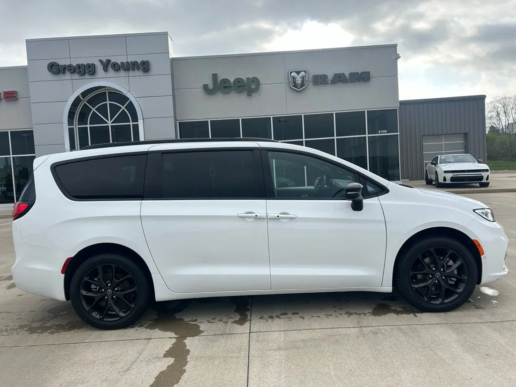 2026 Chrysler Pacifica Limited - Photo 7