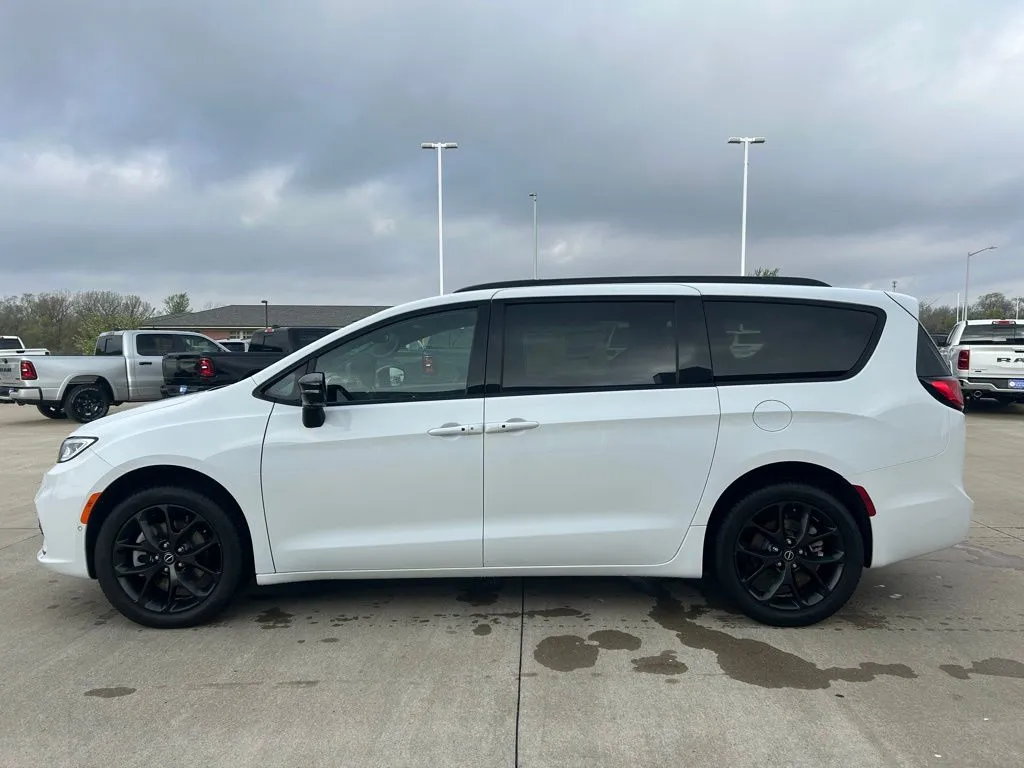 2026 Chrysler Pacifica Limited - Photo 2