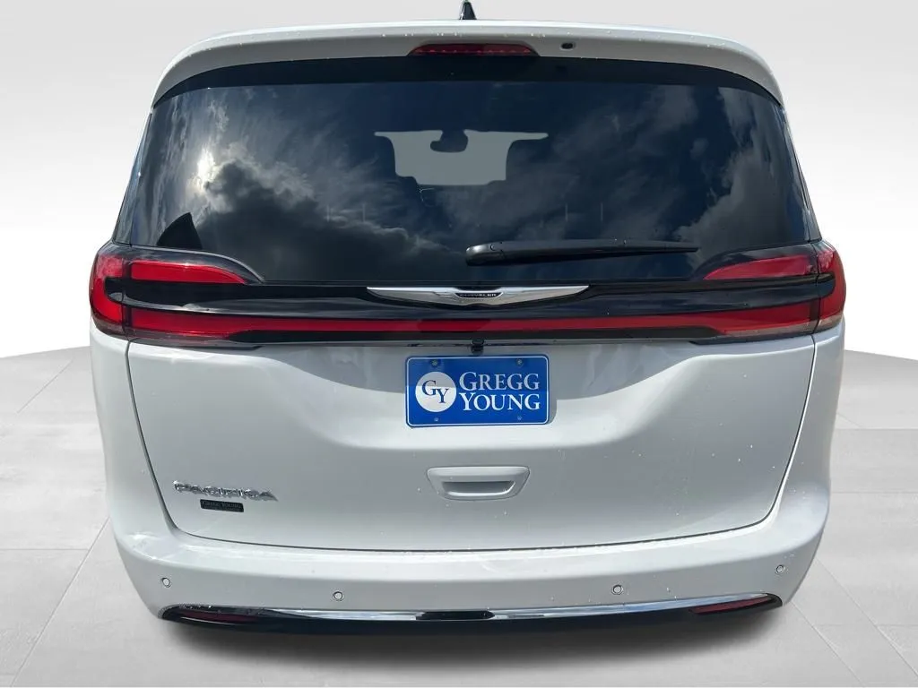 2026 Chrysler Pacifica photo 3