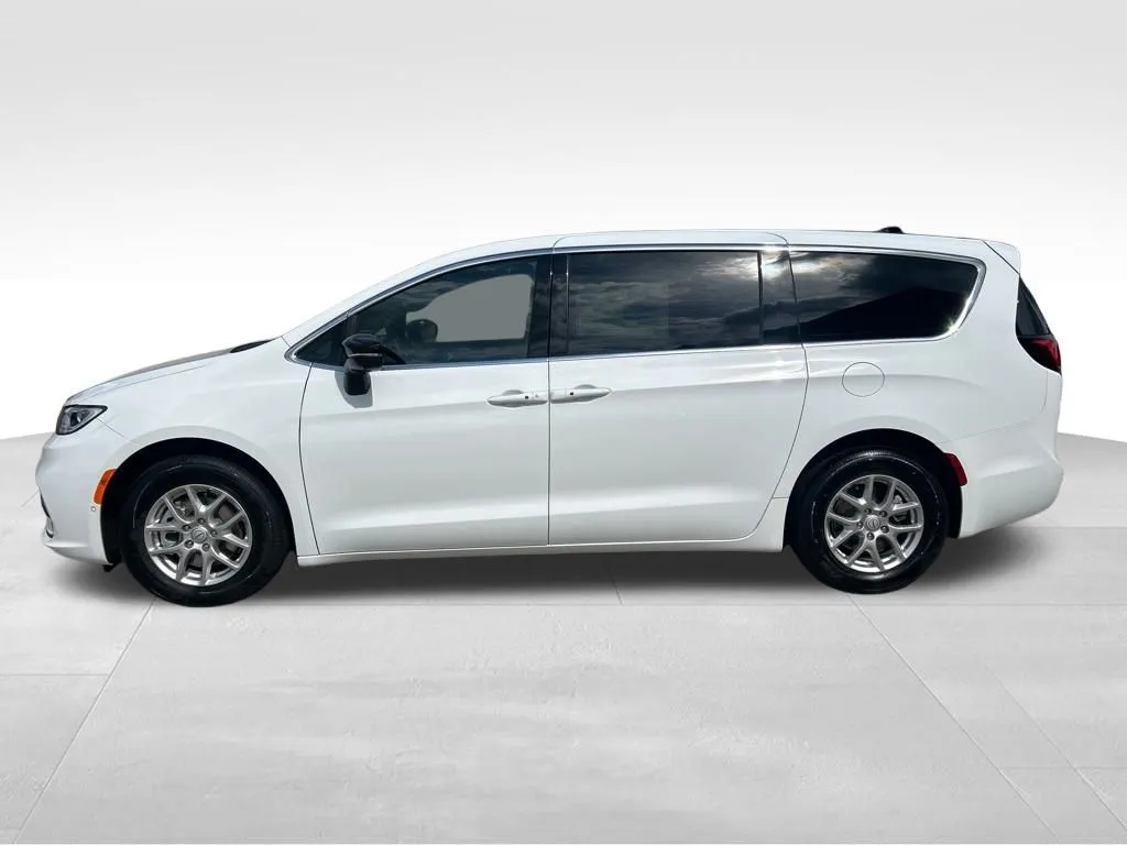2026 Chrysler Pacifica photo 2