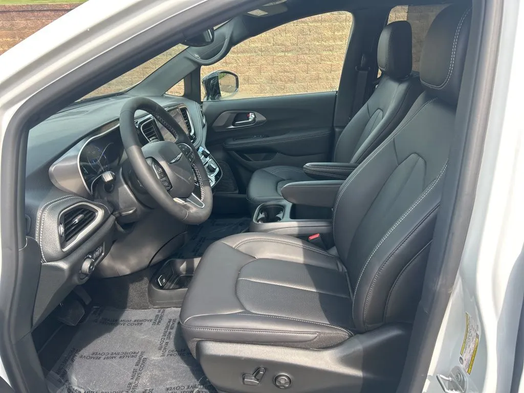 2026 Chrysler Pacifica photo 4