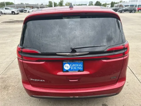 More photos of 2026 Chrysler Pacifica Select at Gregg Young of Newton, IA