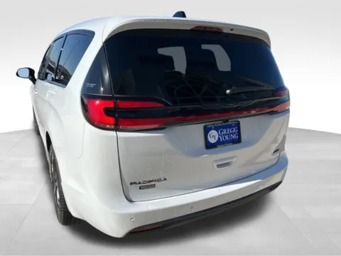 More photos of 2026 Chrysler Pacifica Select at Gregg Young of Newton, IA