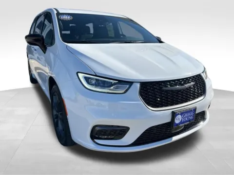 Photos of 2026 Chrysler Pacifica Select for sale in Newton, IA at Gregg Young of Newton