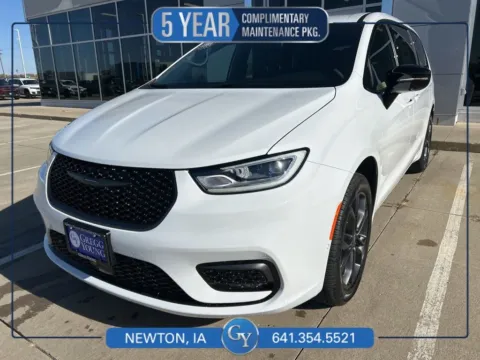 White 2026 Chrysler Pacifica Select for sale in Newton, IA