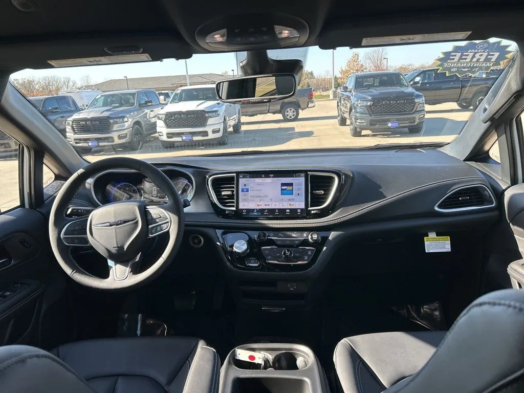 2026 Chrysler Pacifica photo 4