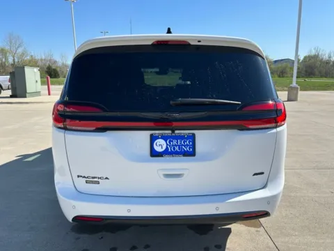 More photos of 2026 Chrysler Pacifica Select at Gregg Young of Newton, IA