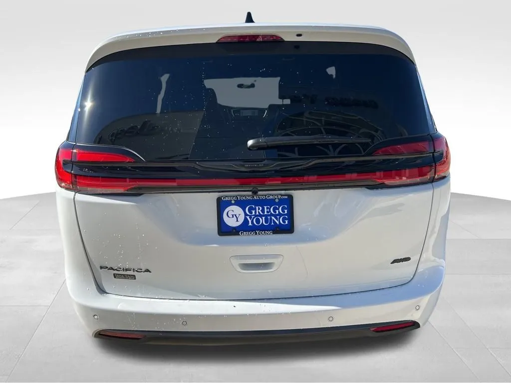 2026 Chrysler Pacifica photo 3