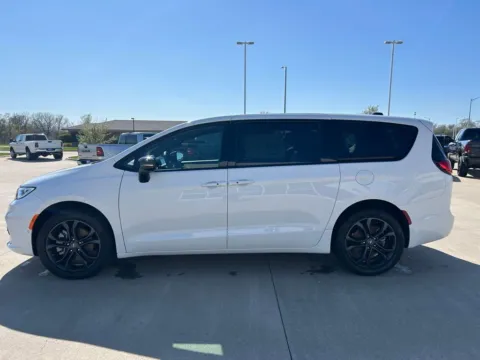 Photos of 2026 Chrysler Pacifica Select for sale in Newton, IA at Gregg Young of Newton