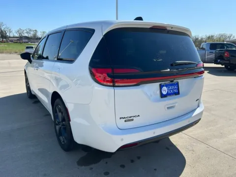 Another view of 2026 Chrysler Pacifica Select for sale in Newton, IA at Gregg Young of Newton