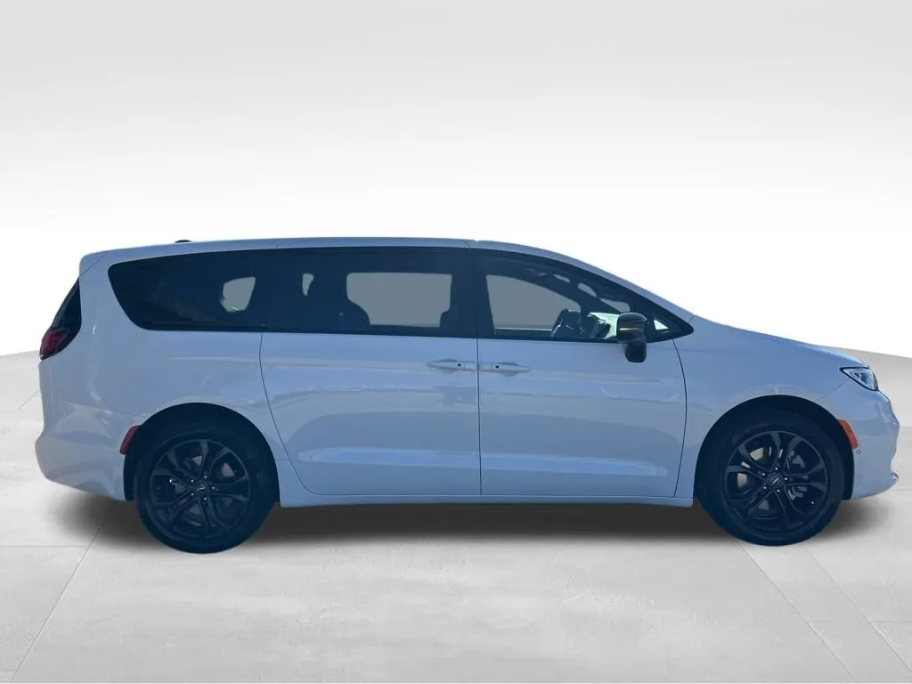 2026 Chrysler Pacifica photo 2