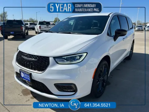 White 2026 Chrysler Pacifica Select for sale in Newton, IA