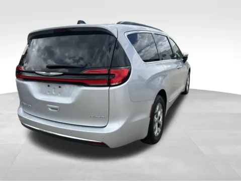 More photos of 2023 Chrysler Pacifica Limited at Gregg Young Ford of Newton, IA