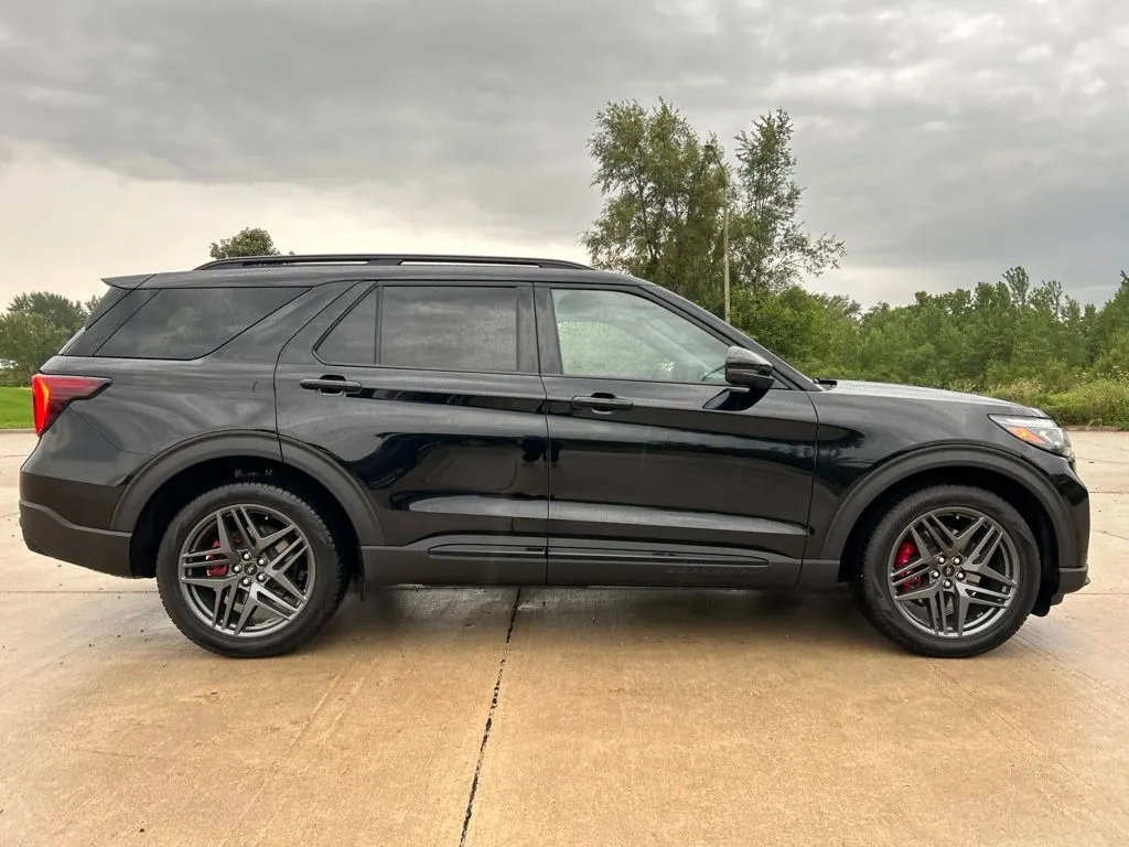 2026 Ford Explorer ST - Photo 7