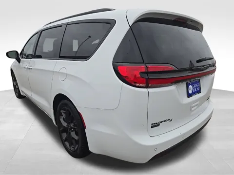 More photos of 2025 Chrysler Pacifica Limited at Gregg Young Ford of Newton, IA
