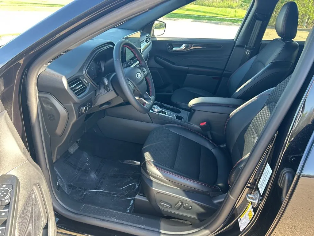 2026 Ford Escape ST-Line - Photo 17