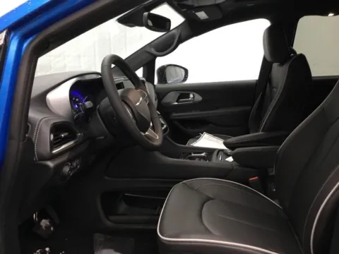 More photos of 2026 Chrysler Pacifica Limited at Gregg Young Abrams Chrysler Dodge Jeep Ram, WI