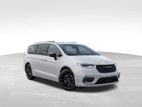 More photos of 2026 Chrysler Pacifica Limited at Gregg Young Abrams Chrysler Dodge Jeep Ram, WI