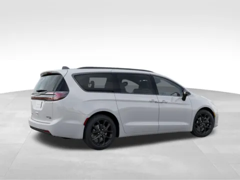 More photos of 2026 Chrysler Pacifica Limited at Gregg Young Abrams Chrysler Dodge Jeep Ram, WI