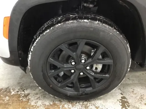 More photos of 2024 Jeep Grand Cherokee Altitude X at Gregg Young Abrams Chrysler Dodge Jeep Ram, WI