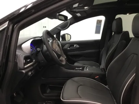 More photos of 2026 Chrysler Pacifica Limited at Gregg Young Abrams Chrysler Dodge Jeep Ram, WI