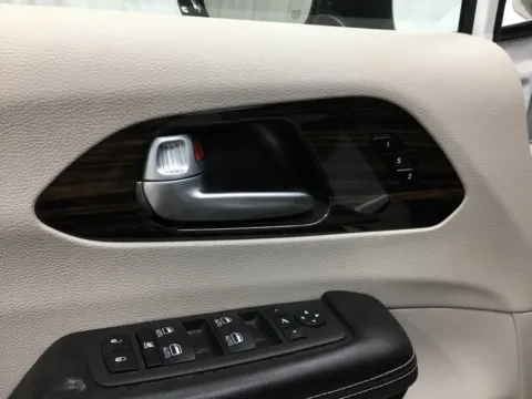 More photos of 2024 Chrysler Pacifica Limited at Gregg Young Abrams Chrysler Dodge Jeep Ram, WI
