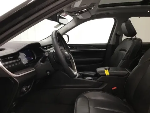 More photos of 2022 Jeep Grand Cherokee L Limited at Gregg Young Abrams Chrysler Dodge Jeep Ram, WI