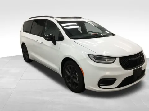 More photos of 2025 Chrysler Pacifica Limited at Gregg Young Abrams Chrysler Dodge Jeep Ram, WI