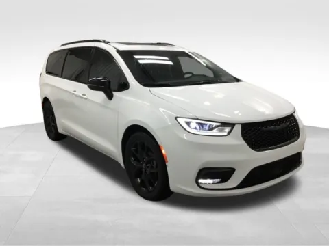 Another view of 2024 Chrysler Pacifica Limited for sale in Abrams, WI at Gregg Young Abrams Chrysler Dodge Jeep Ram