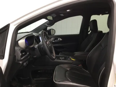 More photos of 2024 Chrysler Pacifica Limited at Gregg Young Abrams Chrysler Dodge Jeep Ram, WI