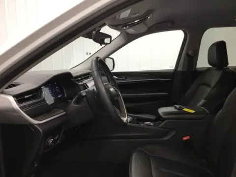 More photos of 2023 Jeep Grand Cherokee Limited at Gregg Young Abrams Chrysler Dodge Jeep Ram, WI