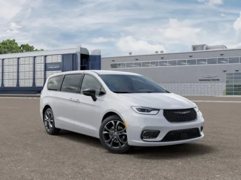 More photos of 2026 Chrysler Pacifica Select at Gregg Young Abrams Chrysler Dodge Jeep Ram, WI