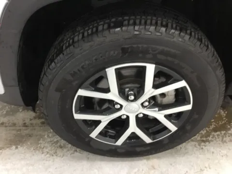 More photos of 2025 Jeep Grand Cherokee Limited at Gregg Young Abrams Chrysler Dodge Jeep Ram, WI