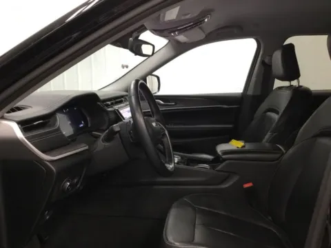 More photos of 2022 Jeep Grand Cherokee Limited at Gregg Young Abrams Chrysler Dodge Jeep Ram, WI