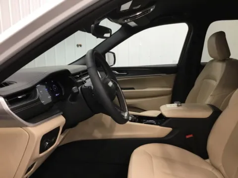 More photos of 2023 Jeep Grand Cherokee Limited at Gregg Young Abrams Chrysler Dodge Jeep Ram, WI