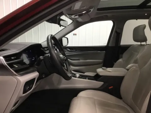More photos of 2023 Jeep Grand Cherokee Overland at Gregg Young Abrams Chrysler Dodge Jeep Ram, WI
