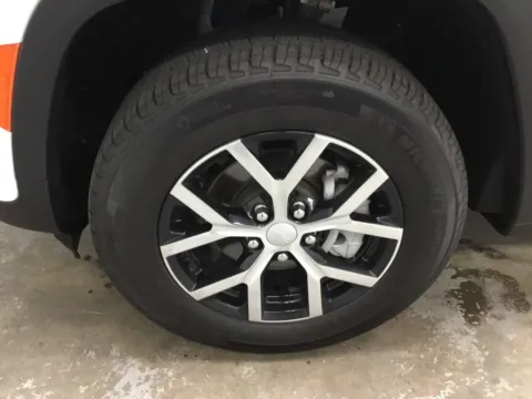 More photos of 2024 Jeep Grand Cherokee Limited at Gregg Young Abrams Chrysler Dodge Jeep Ram, WI