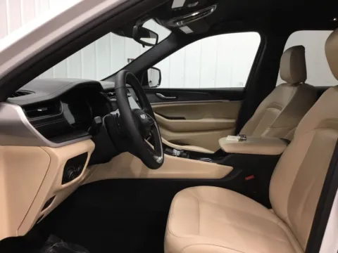 More photos of 2024 Jeep Grand Cherokee Limited at Gregg Young Abrams Chrysler Dodge Jeep Ram, WI