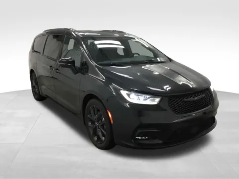 Another view of 2022 Chrysler Pacifica Limited for sale in Abrams, WI at Gregg Young Abrams Chrysler Dodge Jeep Ram