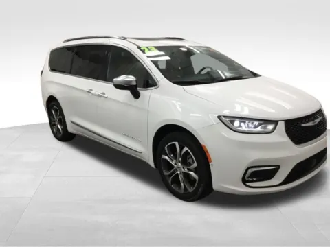 More photos of 2023 Chrysler Pacifica Pinnacle at Gregg Young Abrams Chrysler Dodge Jeep Ram, WI