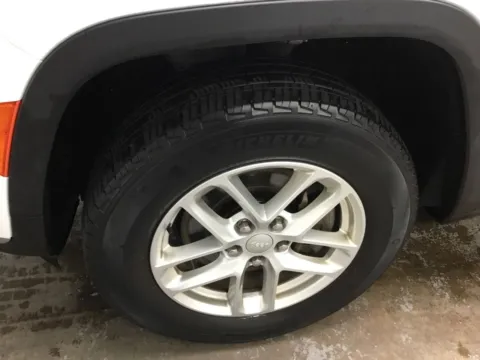 More photos of 2023 Jeep Grand Cherokee L Laredo at Gregg Young Abrams Chrysler Dodge Jeep Ram, WI