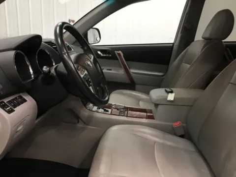 More photos of 2012 Toyota Highlander Limited at Gregg Young Abrams Chrysler Dodge Jeep Ram, WI
